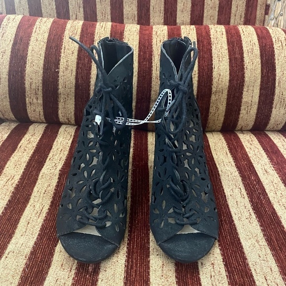 NWT Madeline Stuart heels with flower design. Open toe with zipper in back. 8 - Picture 3 of 10